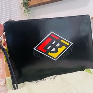 (UNISEX) Burberry clutch wristlet